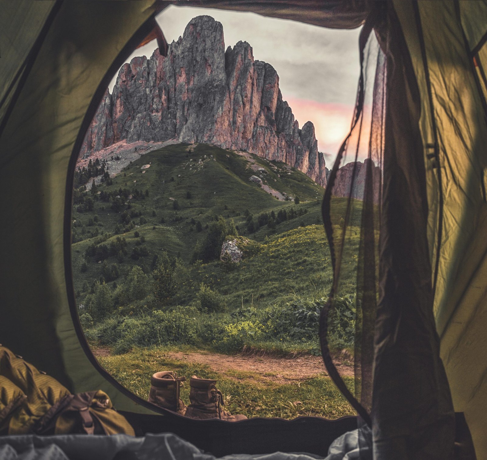 Vue sur une montagne depuis l'intérieur d'une toile de tentes (type randonnée)